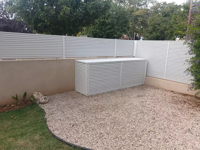 בניית גדר בחצר